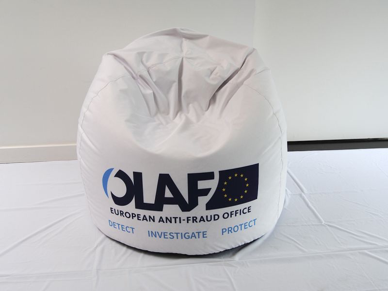 Un cousin XXL avec votre marque crée un espace de détente et d’échange avec les visiteurs.