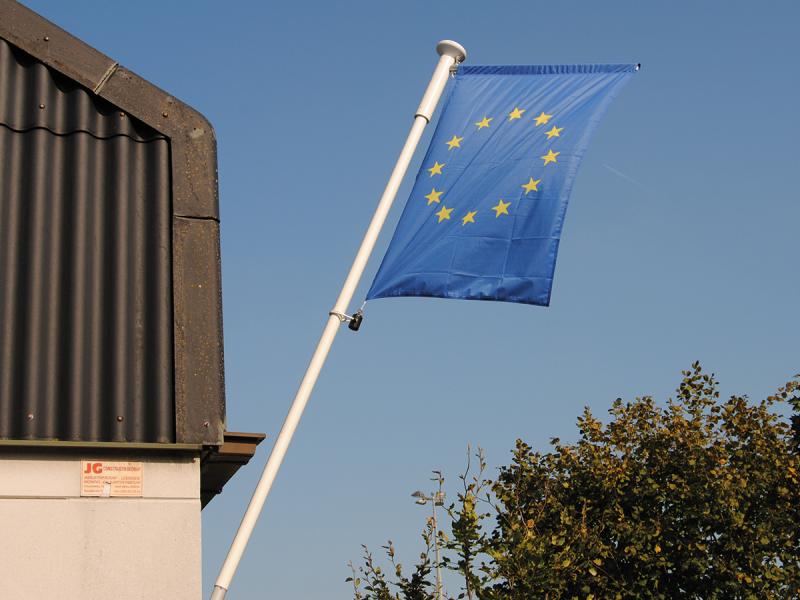 gevelmast met galg vlag draait niet rond mast