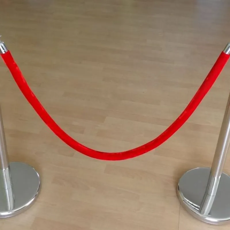 Goudkleurige afzetpalen met rode koord