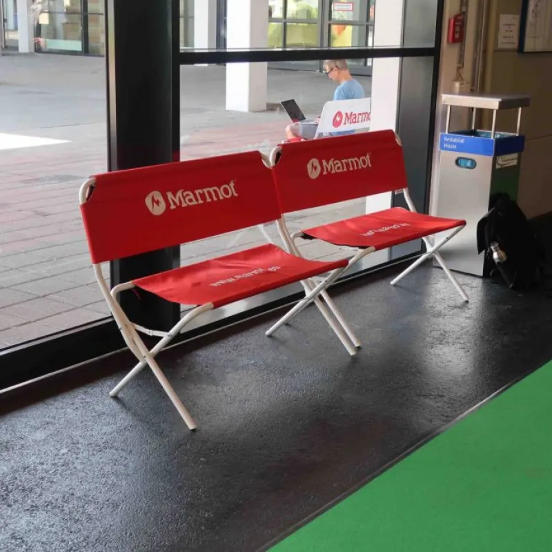 Le 'Easy Bench' est une banque personalisé et facile à plier et à transporter.