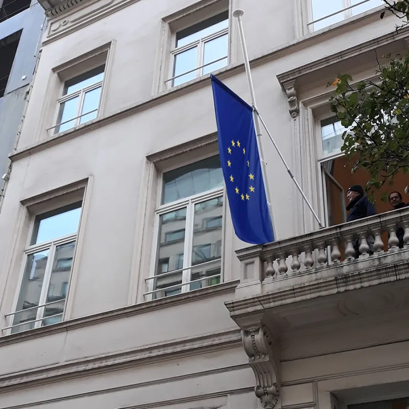 gevelmast met galg vlag draait niet rond mast
