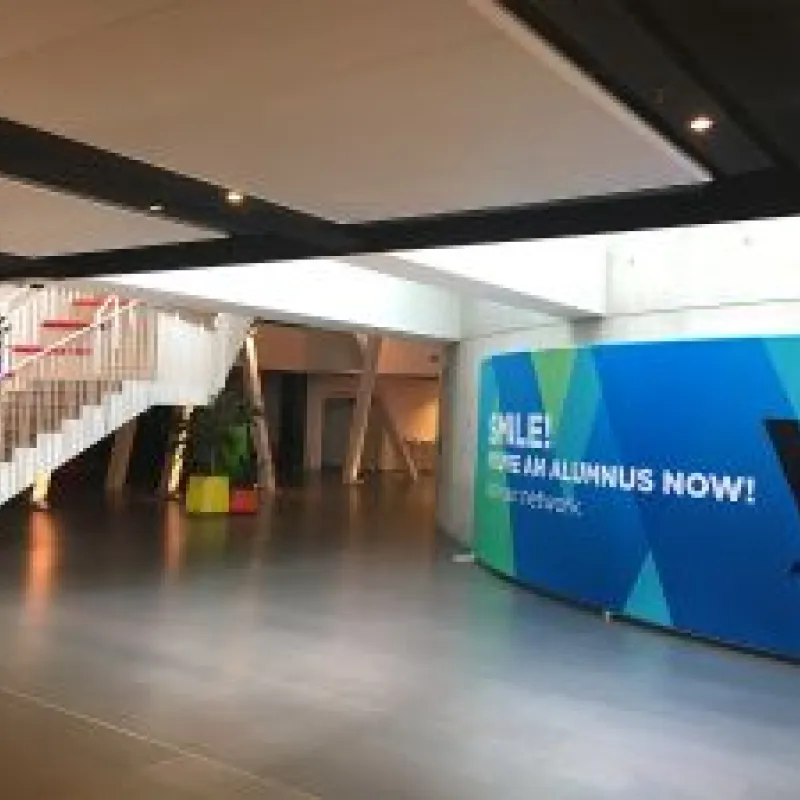 The Flexwall exhibition wall with printed fabric panels held up by a clever feather-light aluminum profile, quick and easy to set up.