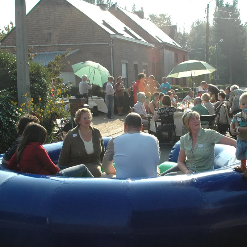 De Circle of Friends® is letterlijk een cirkelvormige opblaasbare zetel waarin je kan relaxen met een groep vrienden.