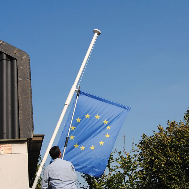 gevelmast met galg vlag draait niet rond mast