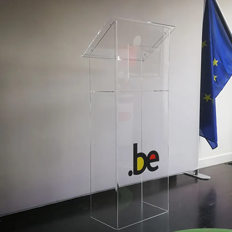 Dit spreekgestoelte, prestigieus - stabiel - stevig,  is een perfect alternatief voor de klassieke houten pupiter.