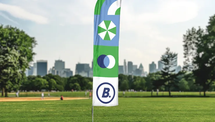 Sales+ bedrukte beachflags of beachvlaggen met logo
