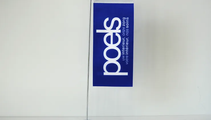 Dubbelzijdige tafelbanner met logo