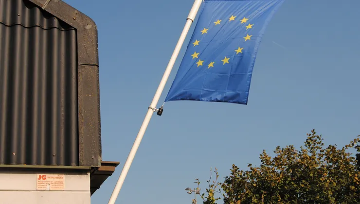 gevelmast met galg vlag draait niet rond mast
