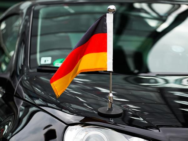 Les drapeaux de voiture Brandspot conviennent parfaitement pour renforcer la visibilité de votre voiture dans la circulation.