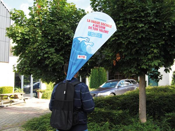 Rugzak met mast en vlag, ideaal om te gebruiken bij manifestaties