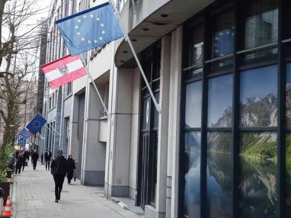 Wall-mounted Flagpoles national flagwith hoistable gallow system