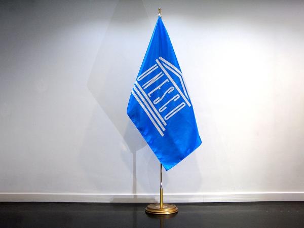 Dubbelzijdige protocol satijnen vlag Unesco