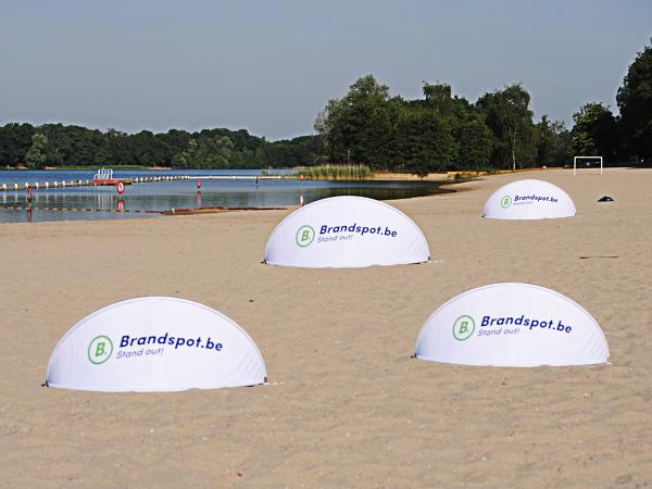 Met de Brandspot Brandscreen, zonneschem, windscherm, ben je van ver te zien!