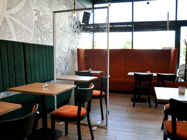 Transparante scheidingswanden voor afscheiding tafels Horeca