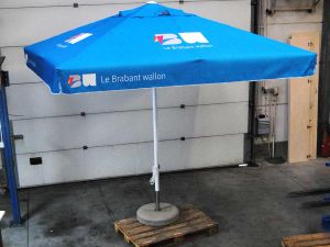 mega grote parasol bedrukt met logo Horeca