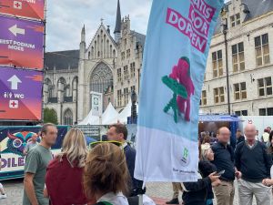 Rugzak met mast en vlag Christelijke Mutualtiteit