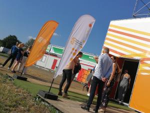  bedrukte Beach flags of beachvlaggen met logo event