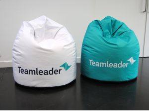 Un cousin XXL avec votre marque crée un espace de détente et d’échange avec les visiteurs.