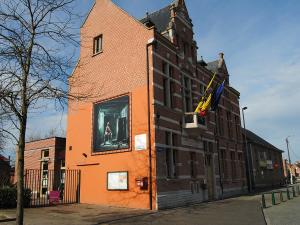 Buizenkader op gevelmuur