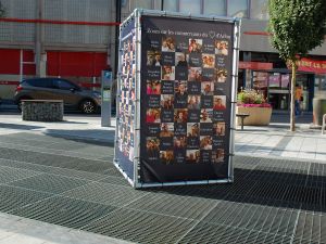 Mobiele kubus met spandoeken