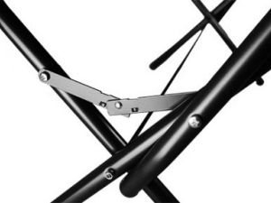 Le 'Easy Bench' est un banc personalisé et facile à plier et à transporter.