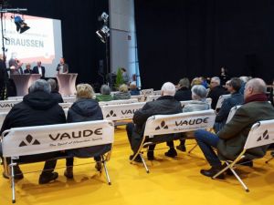 Le 'Easy Bench' est un banc  personalisé et facile à plier et à transporter.