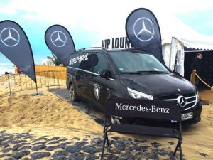 Le 'Easy Bench' est un banc personalisé et facile à plier et à transporter.