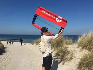Le 'Easy Bench' est un banc  personalisé et facile à plier et à transporter.