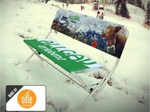 Le 'Easy Bench' est un banc  personalisé et facile à plier et à transporter.