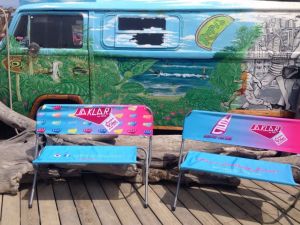 Le 'Easy Bench' est un banc  personalisé et facile à plier et à transporter.