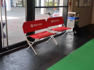 Le 'Easy Bench' est un banc  personalisé et facile à plier et à transporter.