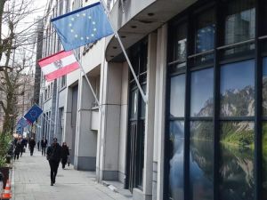 Wall-mounted Flagpoles national flagwith hoistable gallow system