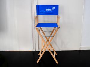 Hoge regisseursstoel met branding