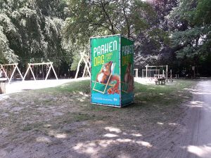 Mobiele kubus met spandoeken