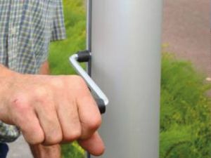 Mât avec potence hissable à manivel