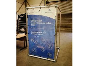 Mobiele kubus met spandoeken