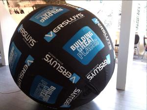 Giant inflatable publicity balloon 