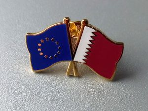 Emaillen pin Qatar EU
