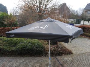 mega grote parasol bedrukt met logo Horeca