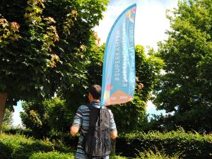 Rugzak met mast en vlag Sporta, ideaal om te gebruiken bij manifestaties