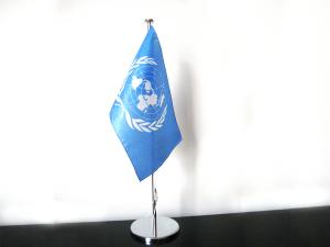 Tafelvlag diplomatic VN met vlagje in fijn staijn polyester