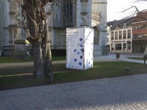 Mobiele kubus met spandoeken