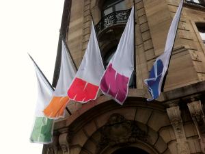 bedrukte en gepersonaliseerde vlaggen bestellen, wimpels met logo en eigen opdruk