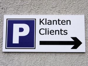 De bedrukte panelen of borden van Brandspot kunnen gebruikt worden als signalisatie, informatiebord, of gewoon om je logo tentoon te stellen
