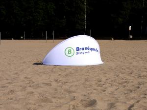 Brandspot Brandscreen, pare-vent imprimé, une visitilité absolue sur événements publics.