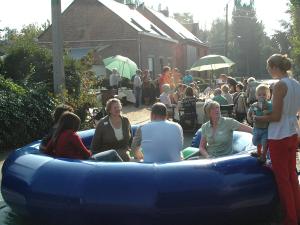 Le Circle of Friends® est littéralement un fauteuil gonflable en forme de cercle dans lequel vous pouvez vous relaxer avec un groupe d’amis.