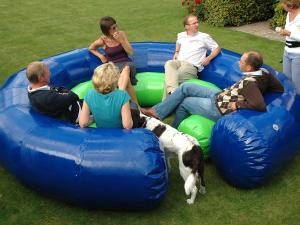 Le Circle of Friends® est littéralement un fauteuil gonflable en forme de cercle dans lequel vous pouvez vous relaxer avec un groupe d’amis.