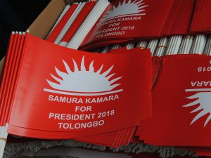 Papieren zwaaivlag op stok