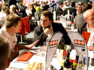 Tafelvlag, type beachvlag met logo Securitas op een evenement