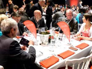 Tafelvlag, type beachvlag met logo op een evenement